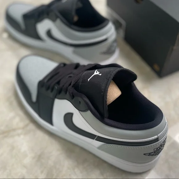 Air Jordan 1 Low - Picture 2 of 12